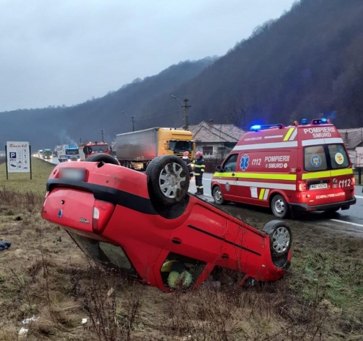 Mașină răsturnată în Cluj! Tânără de 20 de ani transportată la spital. FOTO